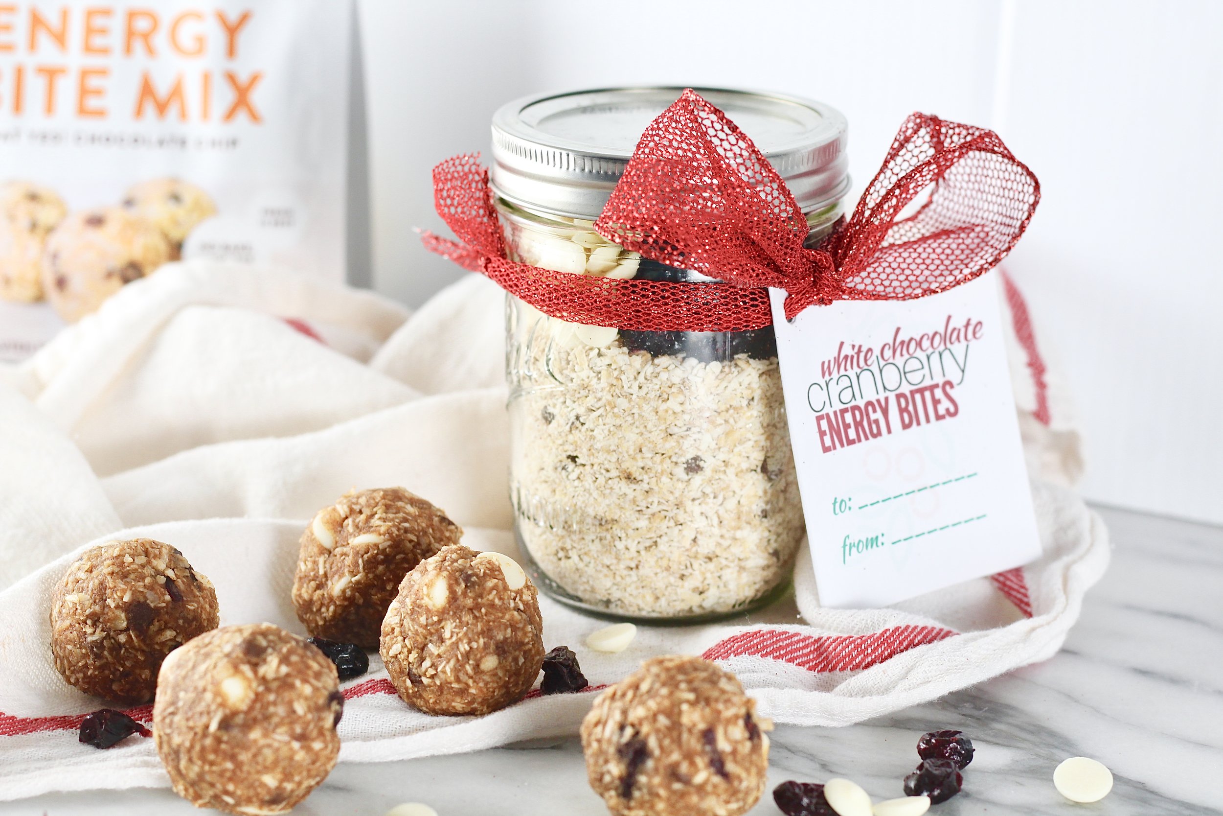 https://www.milkandhoneynutrition.com/wp-content/uploads/2020/02/DIY-Holiday-gifts-in-a-jar-Protein-balls-and-energy-bites-2.jpeg