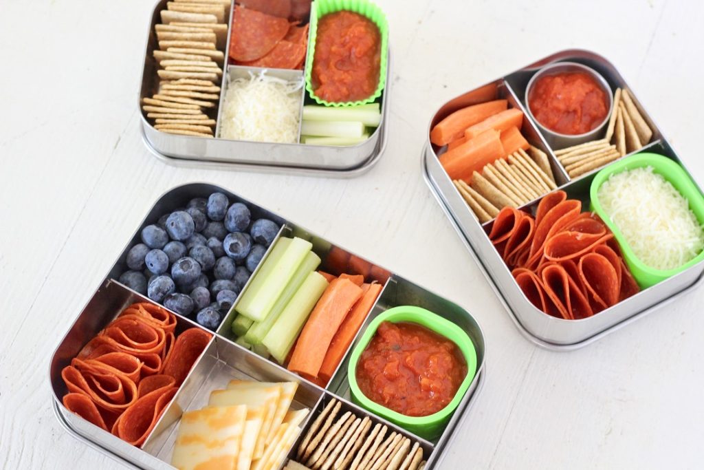 Easy DIY lunchbox pizza's featuring our favourite Omie box!⁠ 