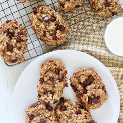 OatmealĀ Chocolate Chip Banana Breakfast Bars 1 | Milk & Honey Nutrition oatmeal banana breakfast bars on plate with glass of milk