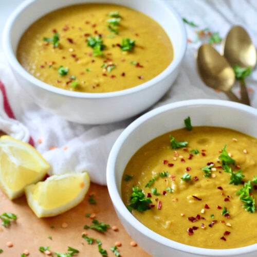 slow cooker lentil soup with red pepper flakes and parsley