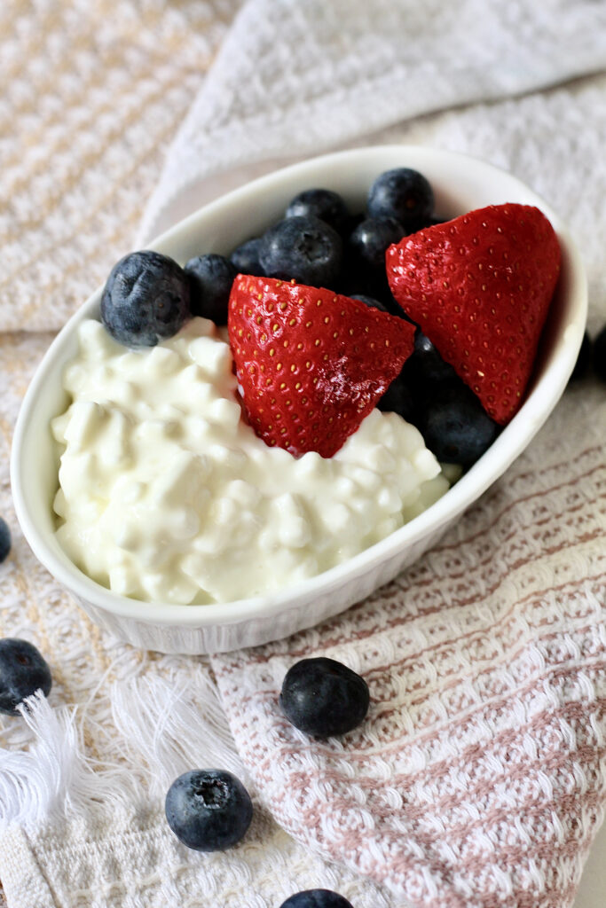 cottage cheese snacks low fat cottage cheese with strawberries and blueberries